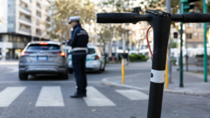 contrassegno monopattino elettrico Controlli urbani sul e sicurezza stradale