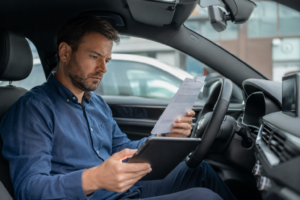 Automobilista che verifica una multa ricevuta per eccesso di velocità